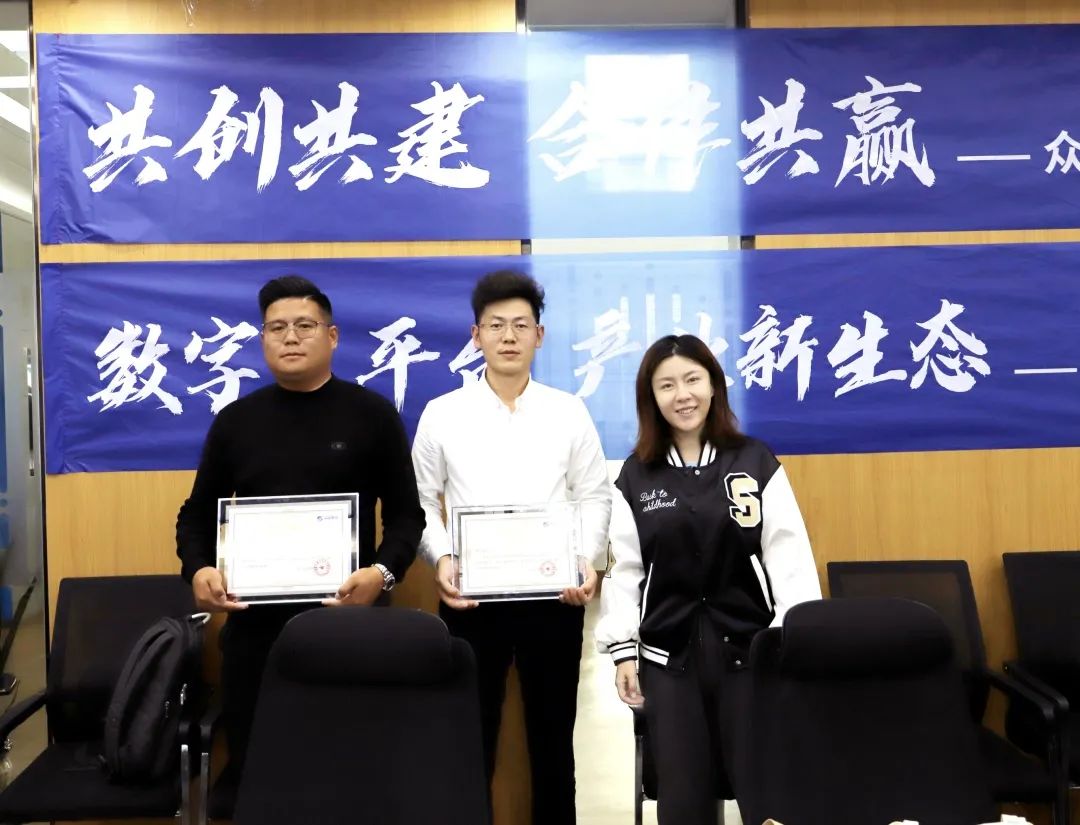 半岛（中国）高级副总裁山海授予商户“半岛（中国）特邀顾问”荣誉.jpg